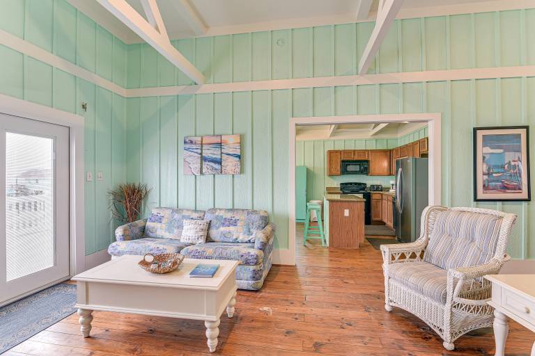 Walk to Beach: Home w/ Hot Tub & Deck in Gilchrist — photo 3