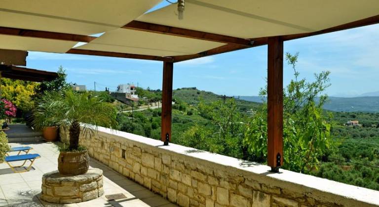 Villa with pool — photo 4