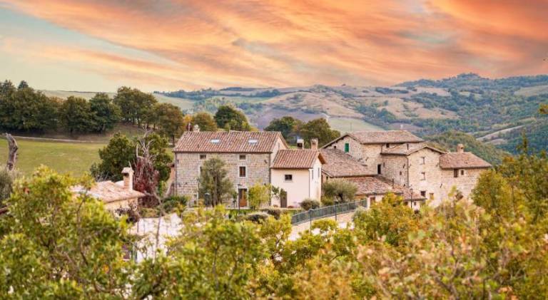 Farm with jacuzzi, patio & garden in Gubbio