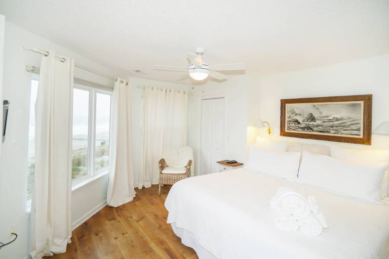 Giant Jim's Beachfront Inn — photo 2