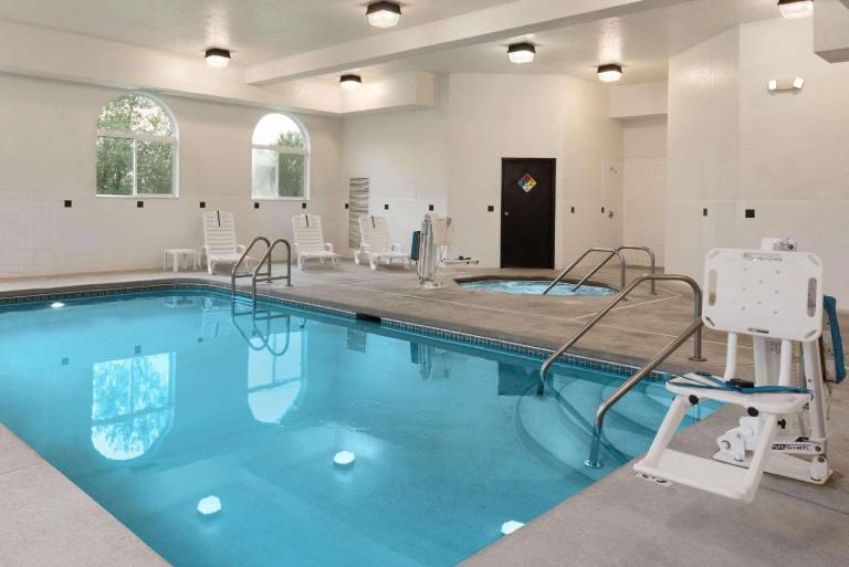 Country Inn & Suites by Radisson, Cedar Rapids Airport, IA — photo 5