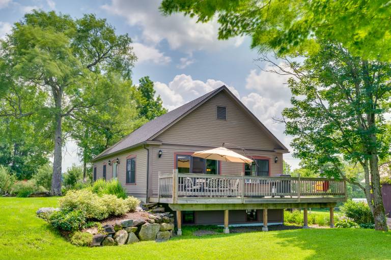 Hardwick Family Farmhouse on VAST Snowmobile Trail