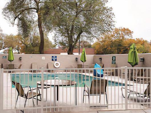 La Quinta Inn & Suites by Wyndham Lubbock West Medical Centr — photo 5
