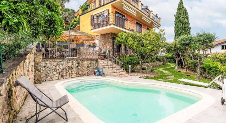 Pleasant holiday apartment with pool | Pets are welcome in Loano