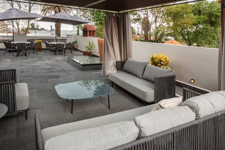 Serviced apartment with patio & yard | Pets allowed — photo 3