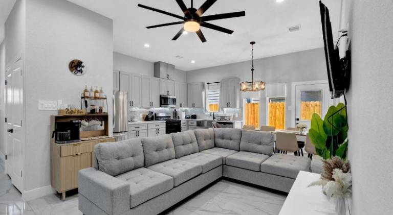 10 Mins from NRG 3BR 3BA — photo 3