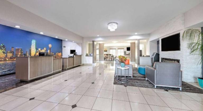 La Quinta Inn & Suites by Wyndham Alvarado — photo 3