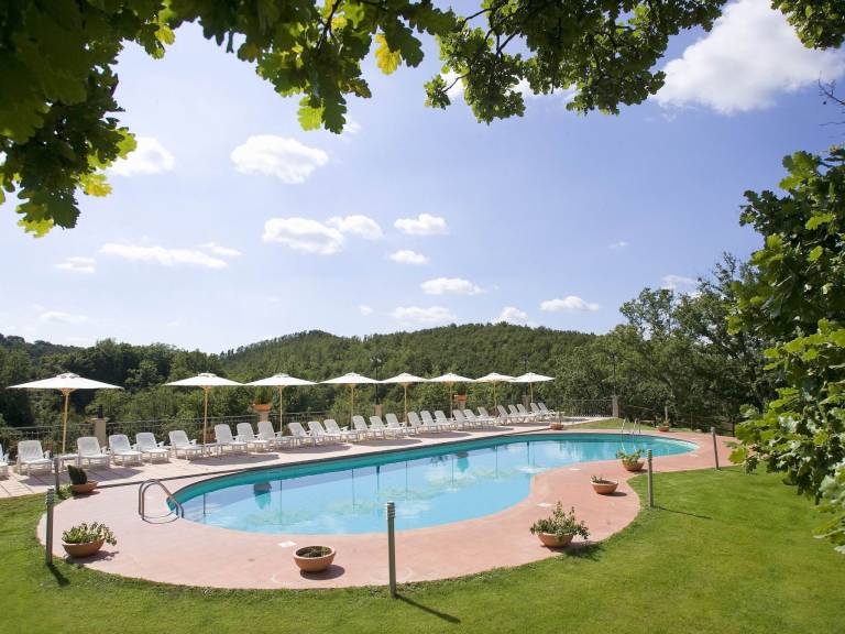 Rental apartment with yard, pool & barbeque — photo 3