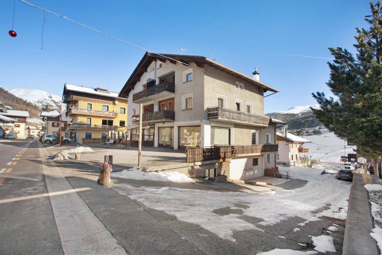 Holiday Apartment "Pablo" near Slopes with Balcony & Wi-Fi in Livigno