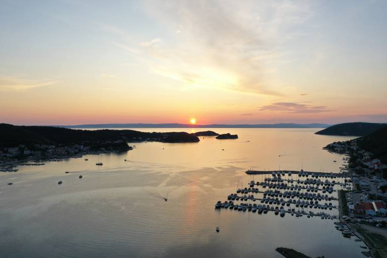 Children-friendly beautiful rental apartment with patio | Sea view | Pets are welcome in Rab