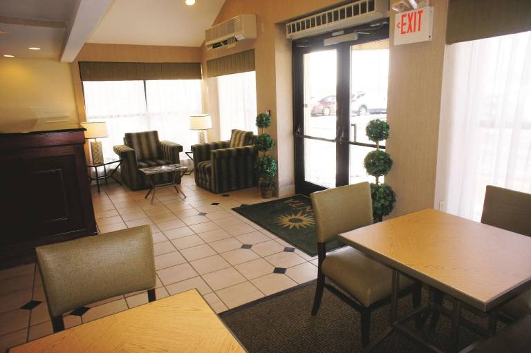 La Quinta Inn & Suites by Wyndham Warwick Providence Airport — photo 3
