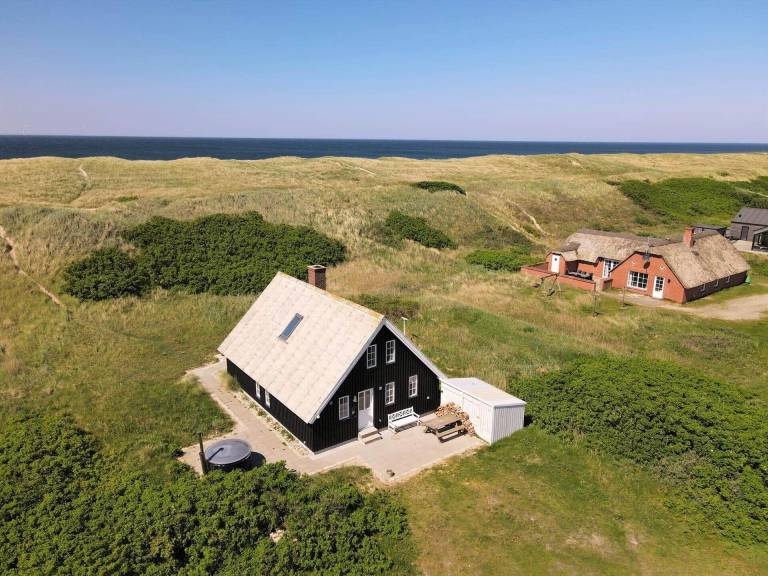 Fully equipped spacious vacation home with terrace, grill & jacuzzi | Pet-friendly in Harboore
