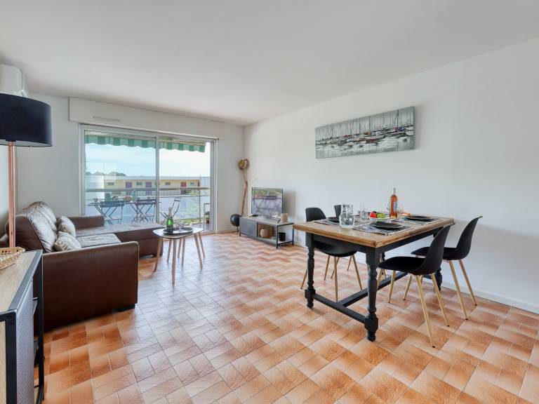 Rental apartment with patio — photo 4