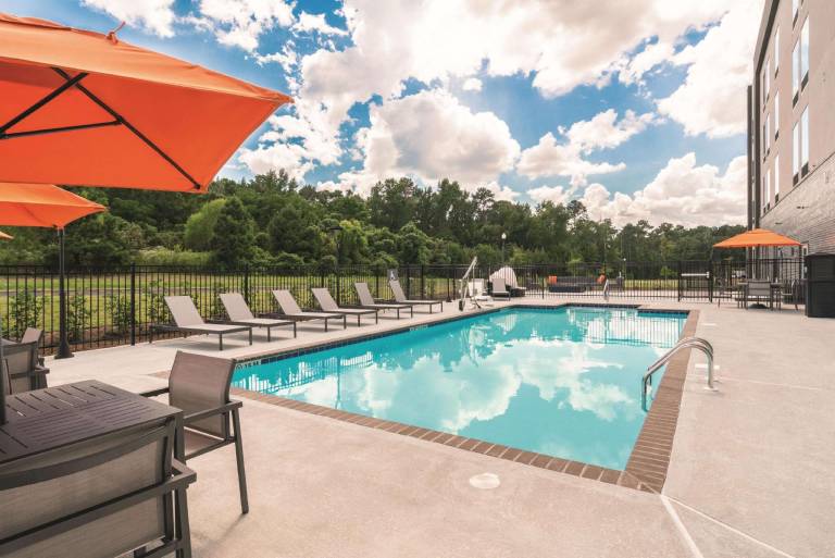 La Quinta Inn & Suites by Wyndham Opelika Auburn — photo 3