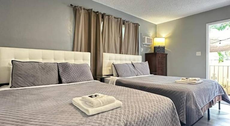 Apartment with barbecue, yard & pool | Pets allowed in Dania Beach, FL