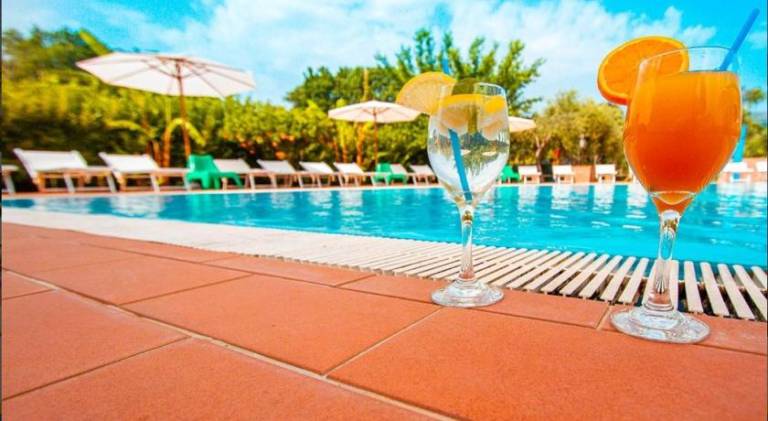Lovely serviced apartment with patio, pool & garden | Pet-friendly — photo 3