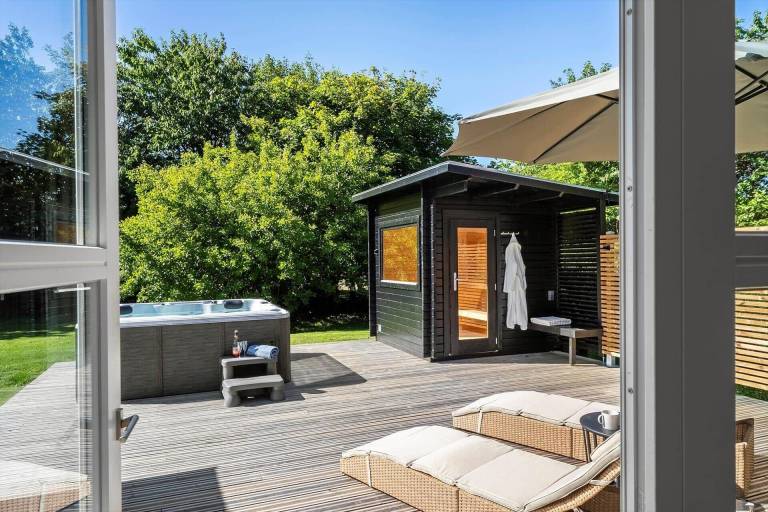 Vacation home with garden, hot tub & patio — photo 3