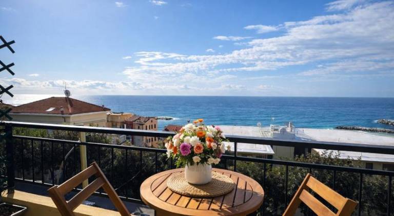 Rental apartment with terrace | Suitable for remote work in Sanremo