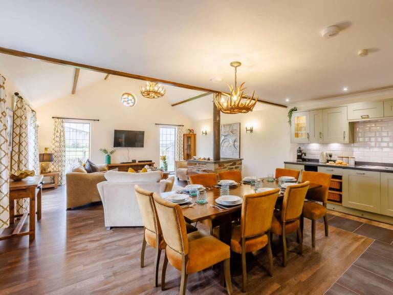 Fully equipped house with BBQ, hot tub & yard | Pet-friendly — photo 4