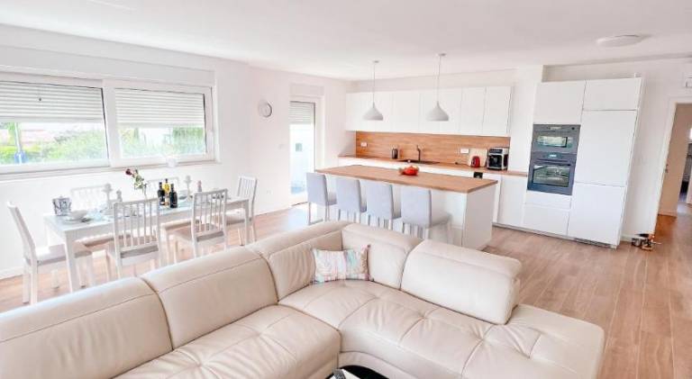 Holiday apartment with yard & terrace — photo 2