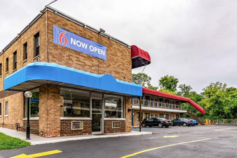 Motel 6 Elmsford, NY - White Plains in Elmsford, NY