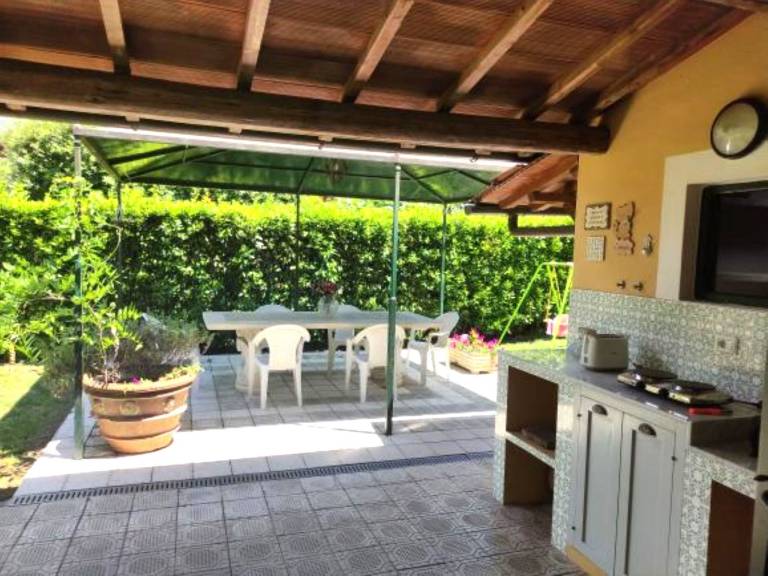 Vacation home with terrace, barbecue & garden — photo 2