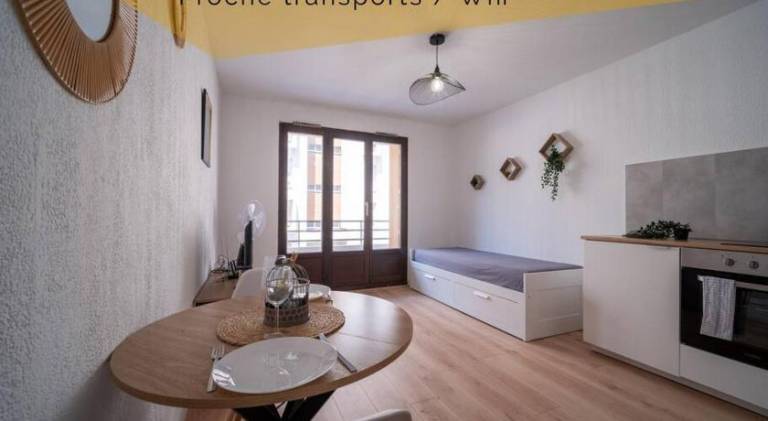 Appartement tout equipe balcon a 5min de la gare St Charles in Marseille