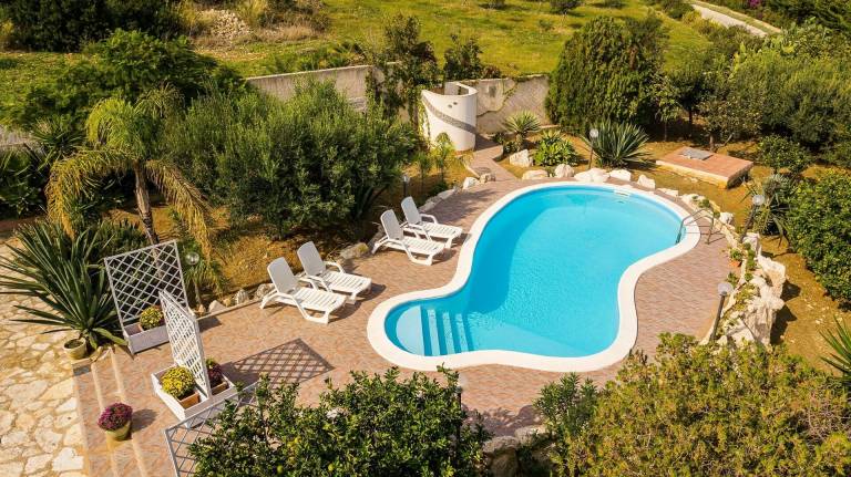 Child-friendly villa with barbeque & private pool | Dogs allowed — photo 3