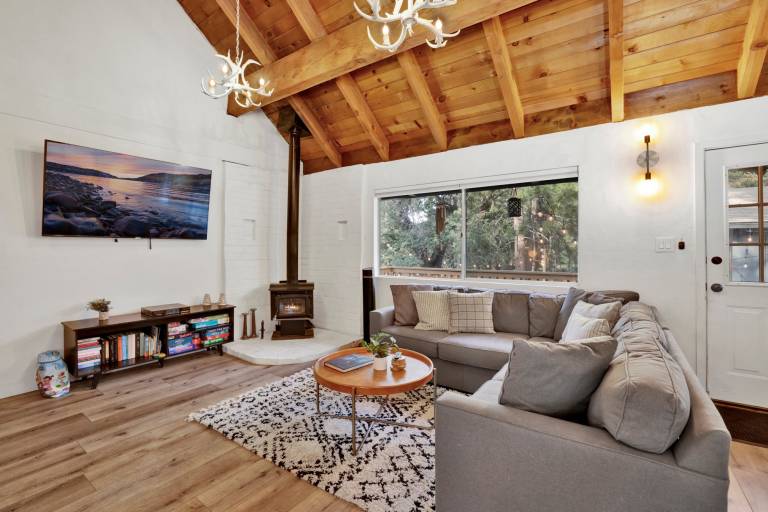 Large Bear Lodge Relaxing Retreat in the Pines in San Bernardino, CA