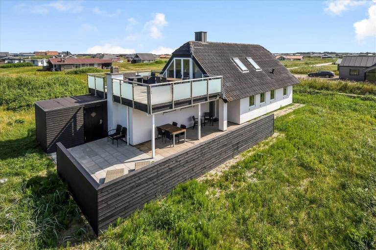 House with BBQ, jacuzzi & terrace — photo 2