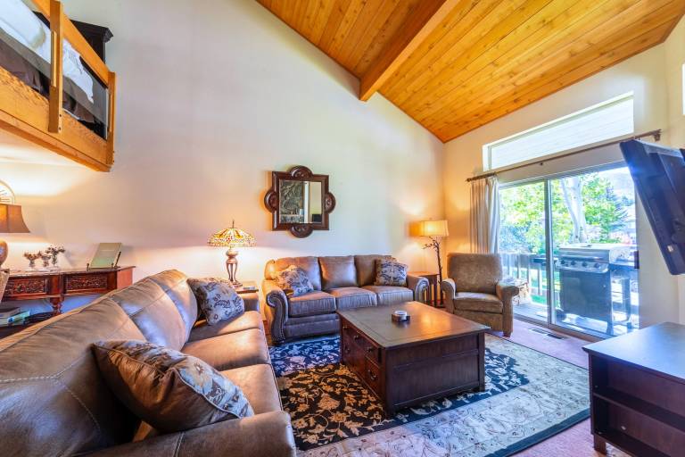 Snowcreek 3+L Townhome, WIFI, New Furnishings, Mtn Views on Meadow! in Mammoth Lakes, CA