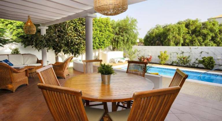 Villa with pool — photo 4