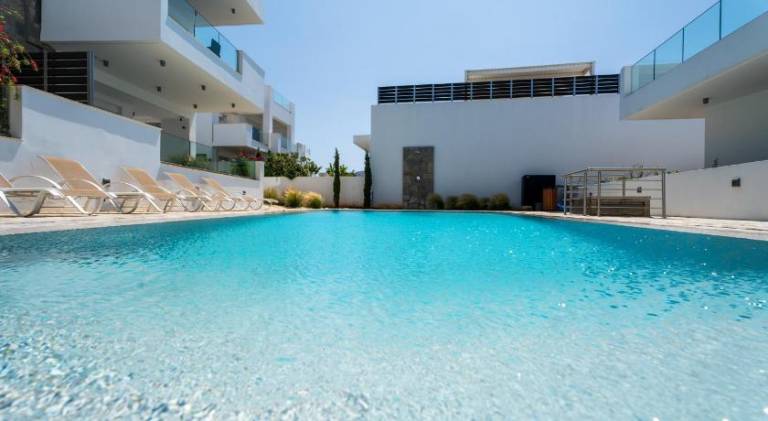 Apartment with pool — photo 4