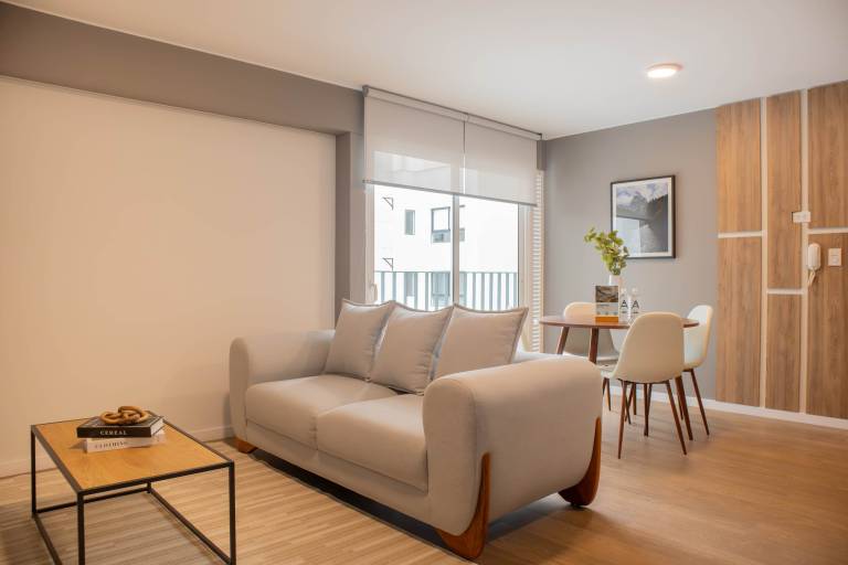 w Inviting 2BR w Balcony in Lively Miraflores