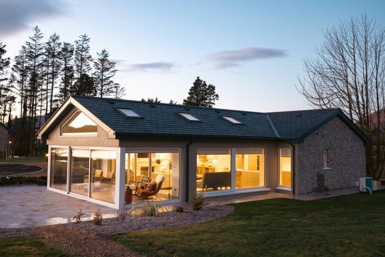Cottage with yard & barbecue | Mountain view — photo 4