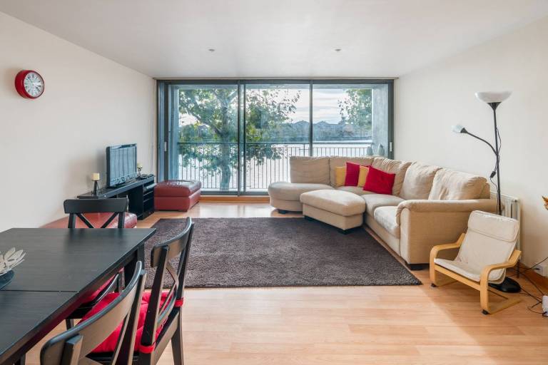 Spacious 2BD Waterside Flat — by Canary Wharf