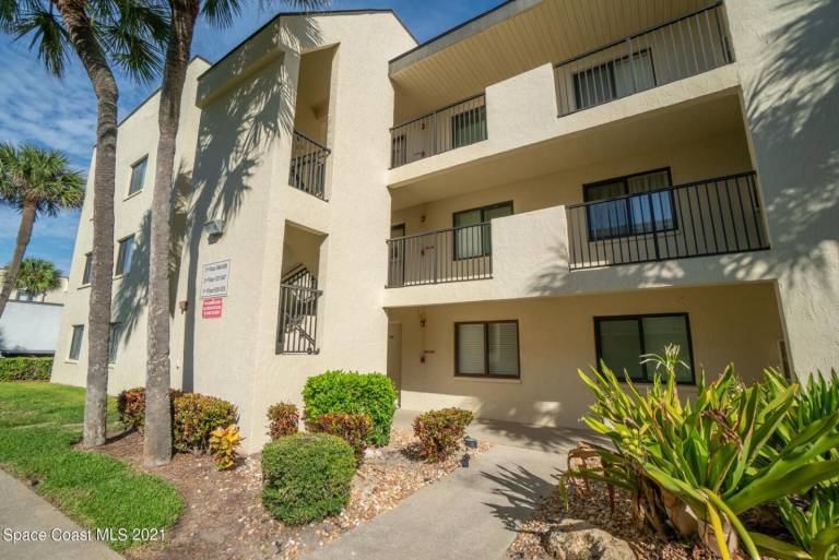 Cape Canaveral Beachfront 2B/2B 30 Seconds to Sand Extended Stays Welcome — photo 5
