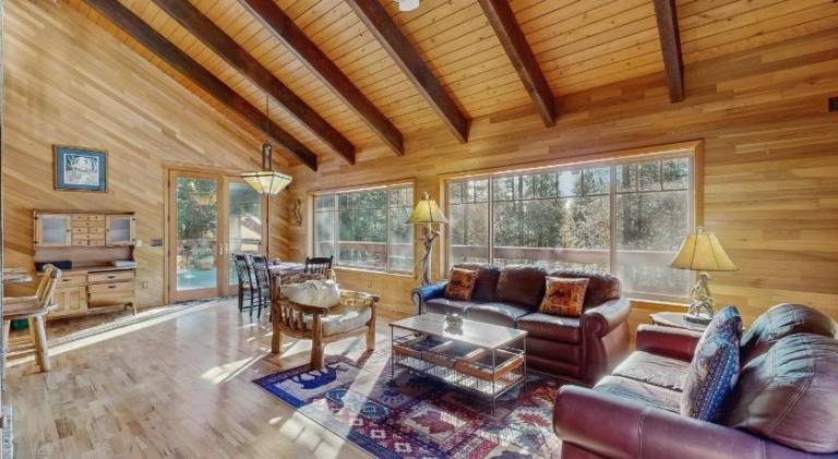 Vacation home with hot tub | Pets are welcome in Bend, OR