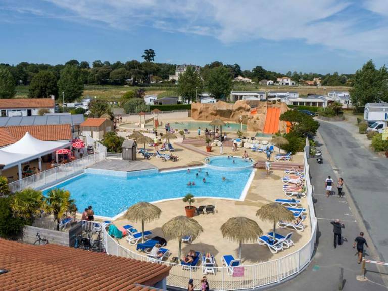 Mobile home with patio & heated pool in Moutiers