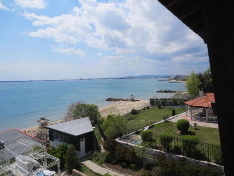 Rental apartment with garden, barbecue & patio in Sveti Vlas