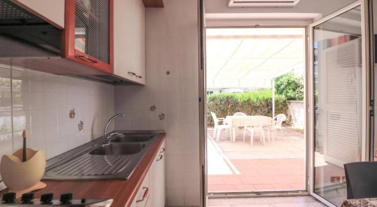 Serviced apartment with pool, yard & patio — photo 3