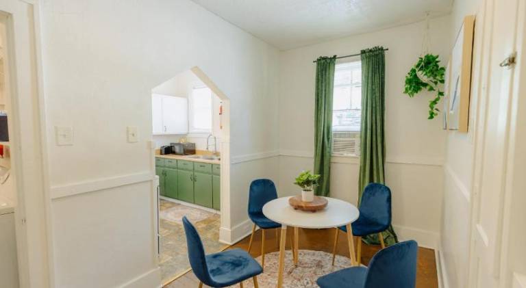 Historic Revival King Bed Midtown Memphis 70 Fast WiFi Free Parking Yes Pets — photo 2