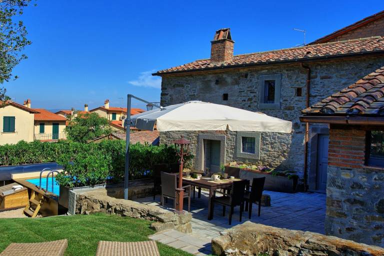 Villa with private pool, BBQ & yard — photo 4