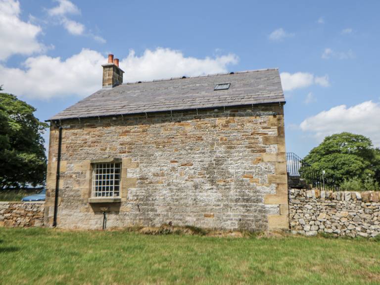 Cottage with garden — photo 3