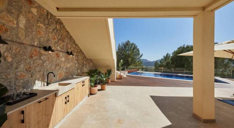Villa with pool — photo 2