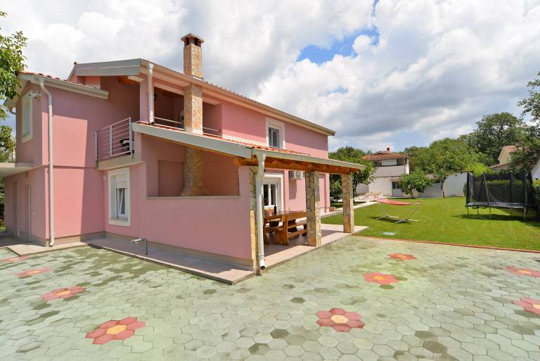 House with grill, terrace & heated pool — photo 4
