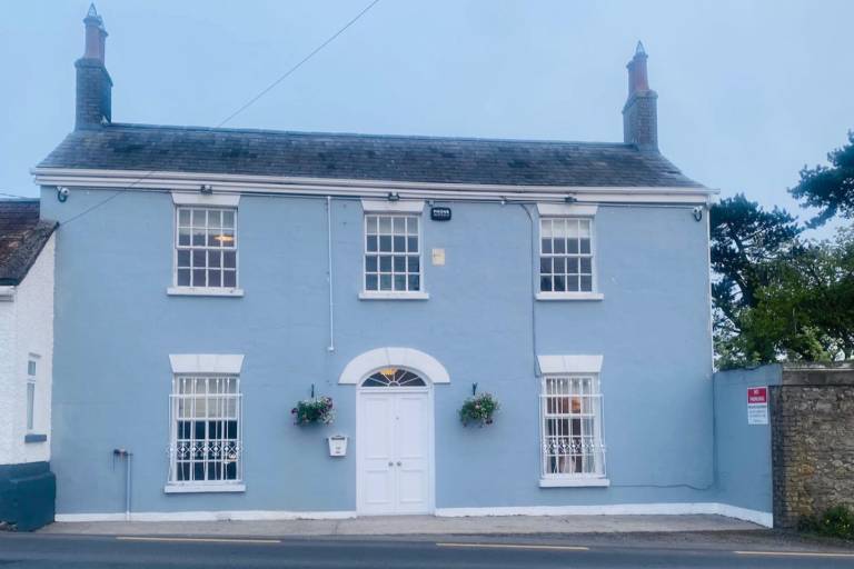 4 Bed House in Kildare Sleeps 8 with Parking