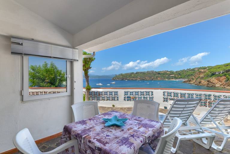 Rental apartment with barbecue, fast internet & terrace | Beach view — photo 3