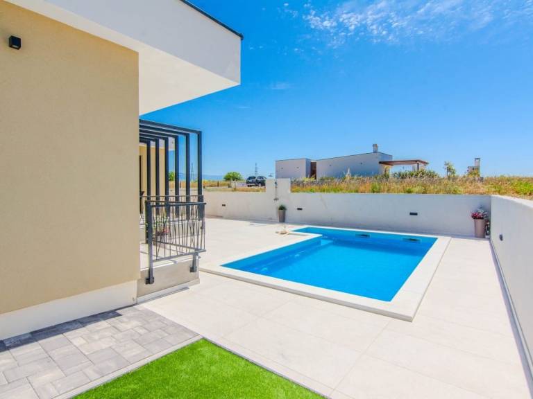 Pleasant vacation home with barbecue, terrace & private pool | Pets allowed — photo 2