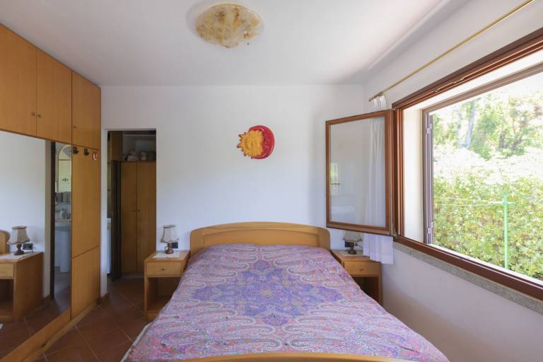 The villa is equipped with a large veranda furnished with table and chairs. Inside there is a small — photo 4